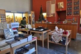 Viens, on va faire les boutiques !