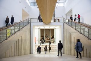 MILAN, ITALY-APRIL 17, 2015: visitors inside the architecture, design and arts museum La Triennale, in Milan - Paolo Bona / <a href="https://www.shutterstock.com/fr/image-photo/milan-italyapril-17-2015-visitors-inside-272208695?src=G8B9lXyvTo5sTpeX4MEweQ-1-3">Shutterstock</a>